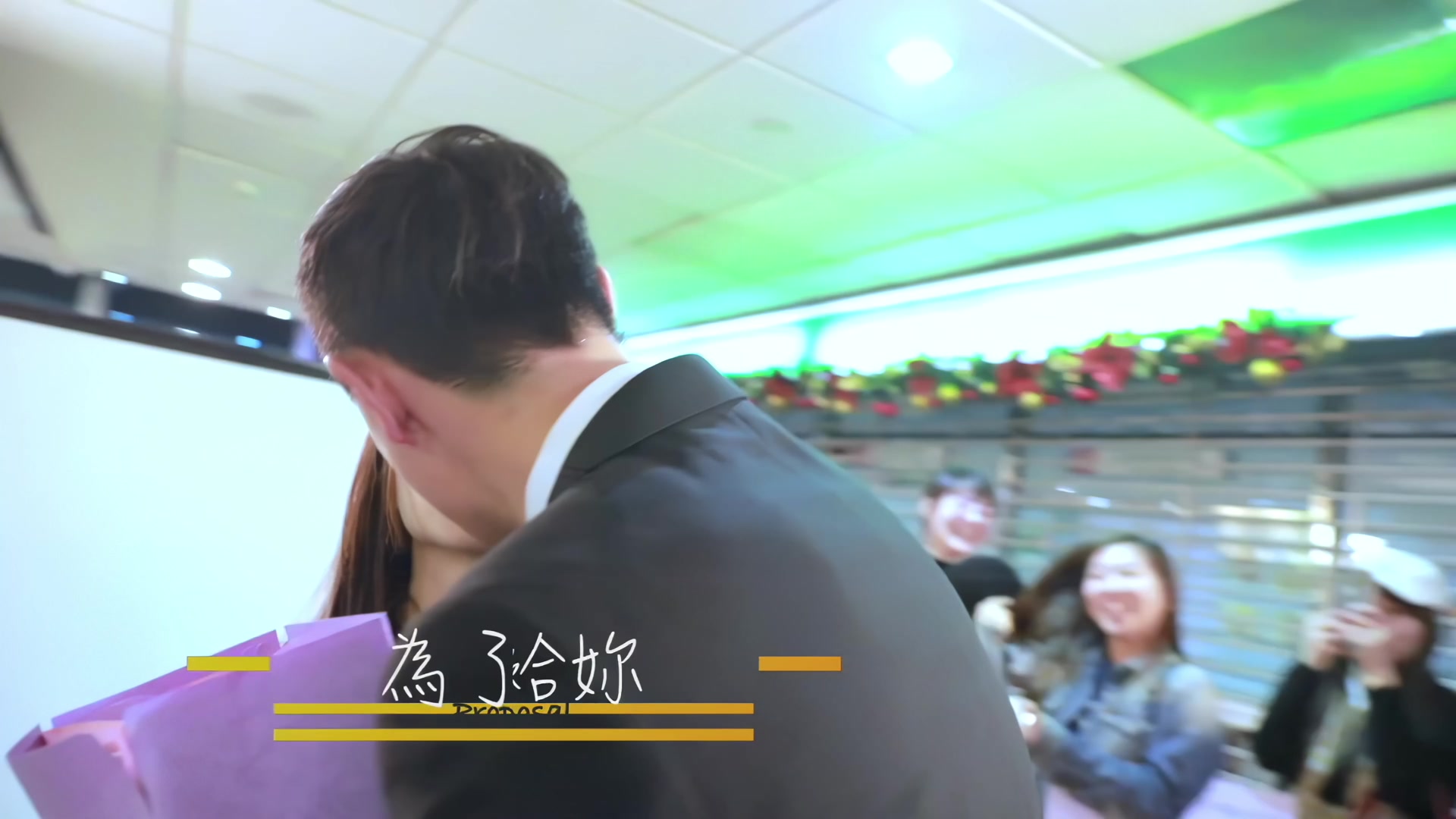 入境大廳裡，一路鋪向你的紅毯
